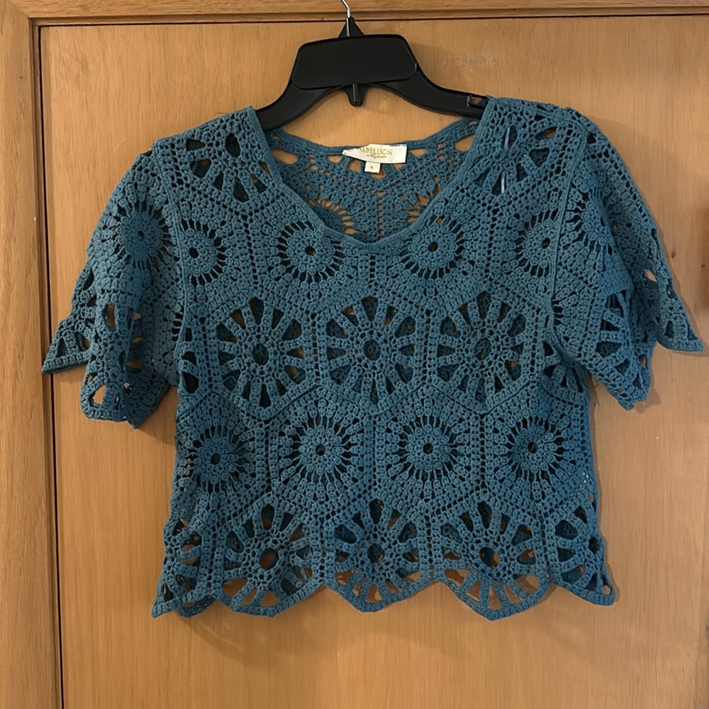 Rebellion Women’s Crochet Doily Short Sleeve Semi Sheer Top Teal Blue Size Small